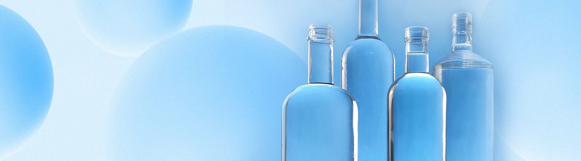 Botellas de vidrio con espíritus