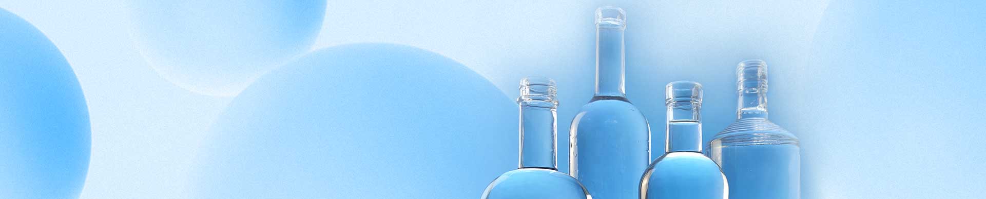 Botellas de vidrio con espíritus
