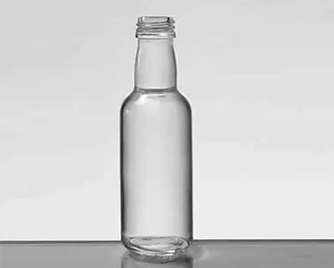 Botellas de vidrio con bebidas espirituosas redondas
